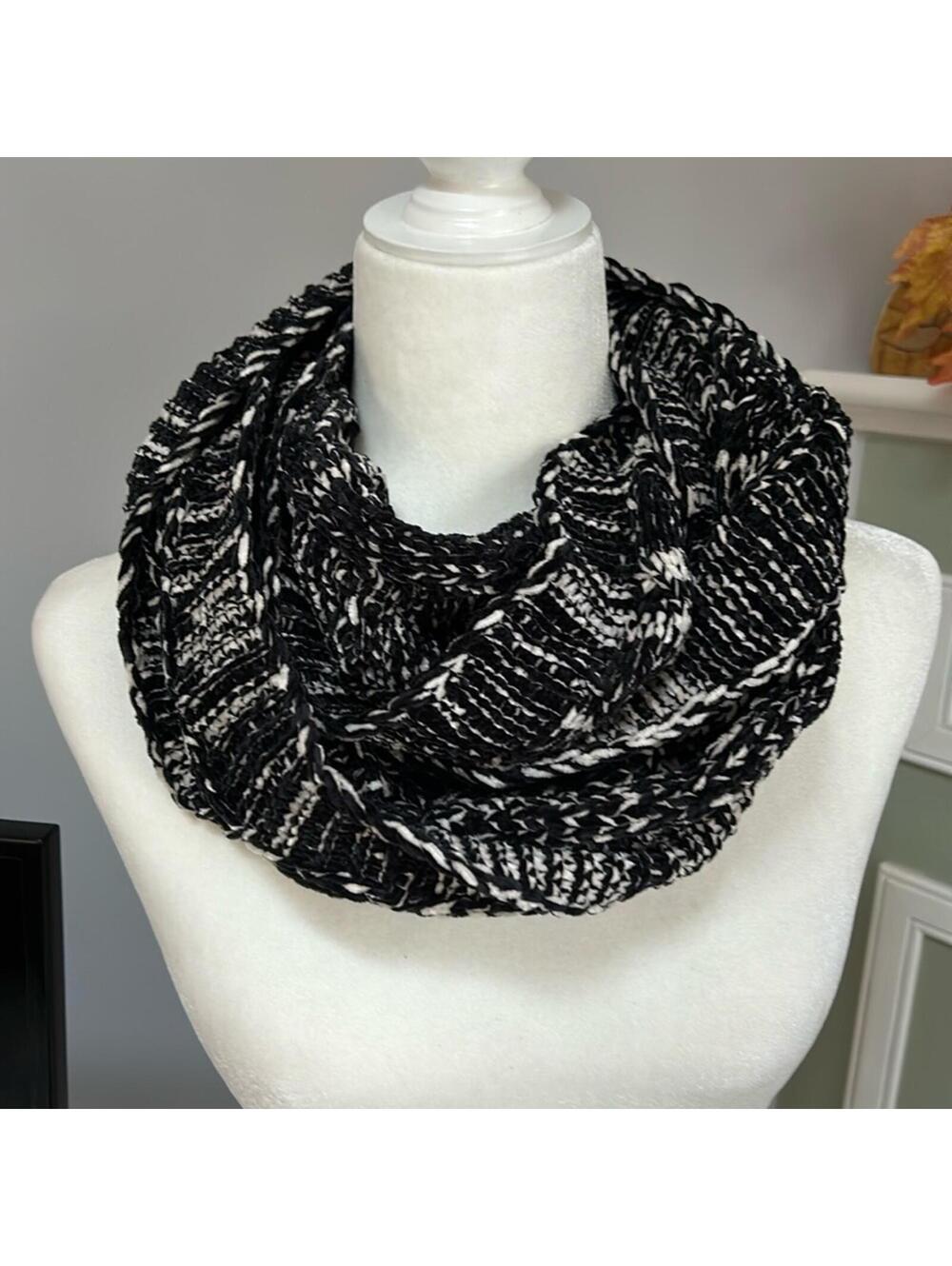 Black-and-white infinity scarf